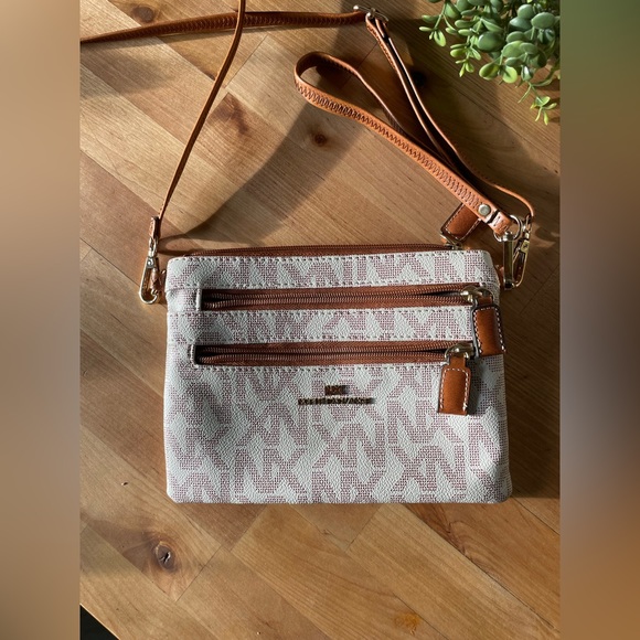 Purse - Picture 2 of 13